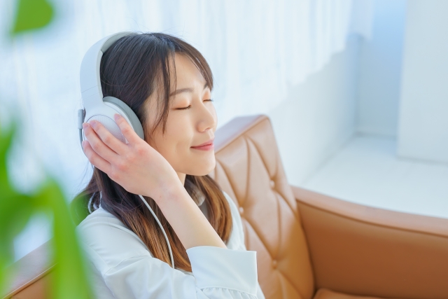 家で音楽を楽しむ女性