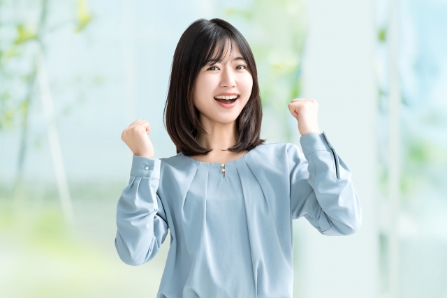 やってみようとする女性
