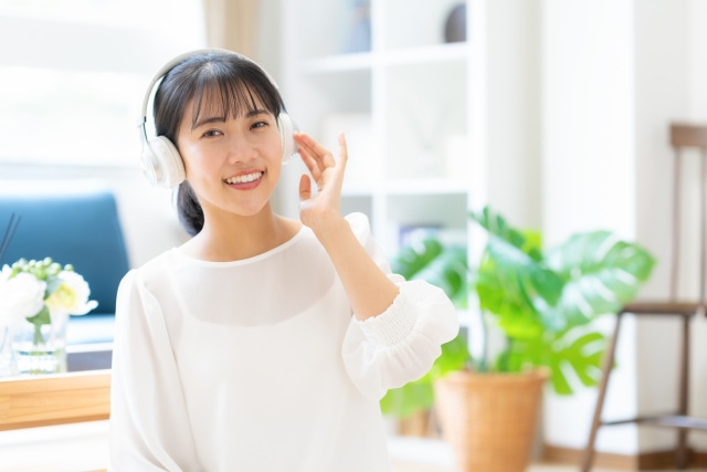 ヘッドホンで聴いている人