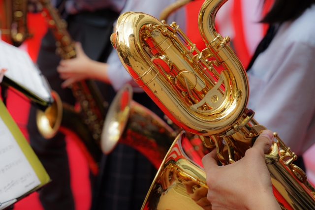 楽器演奏をする学生たち