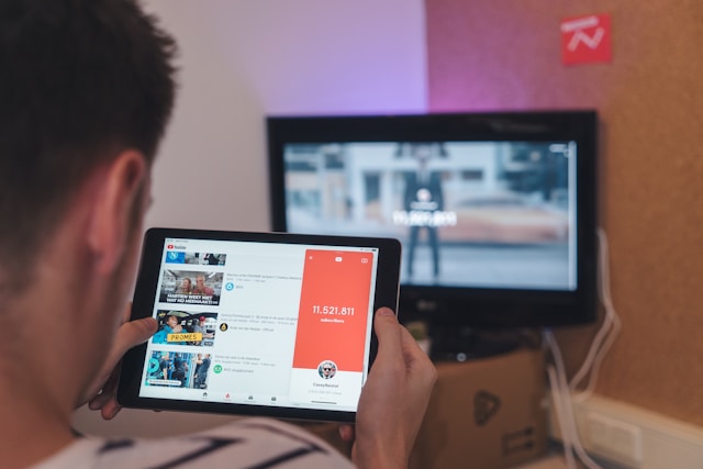 YouTubeを見ている人