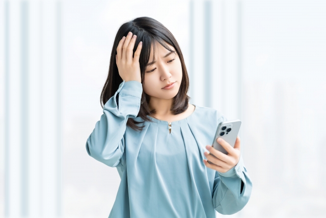 スマホを見すぎて疲れている人
