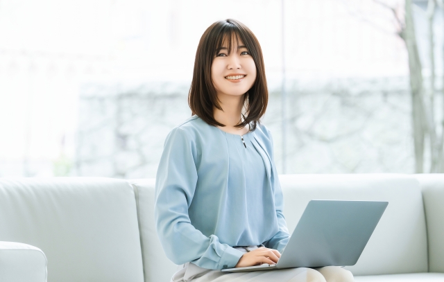 相場をチェックする女性