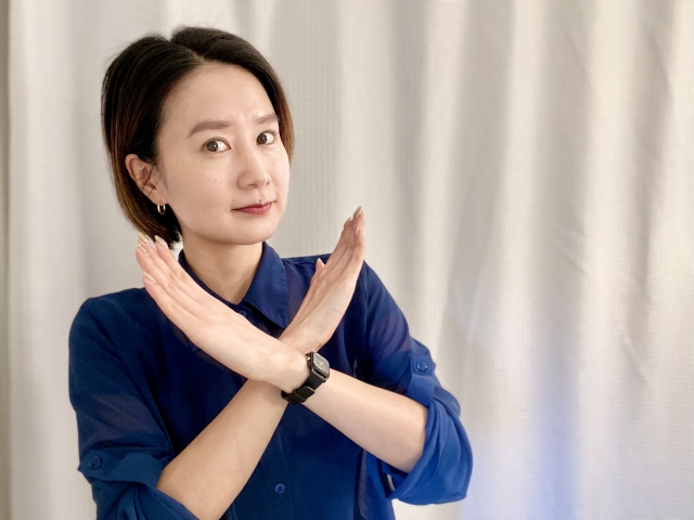 断る女性