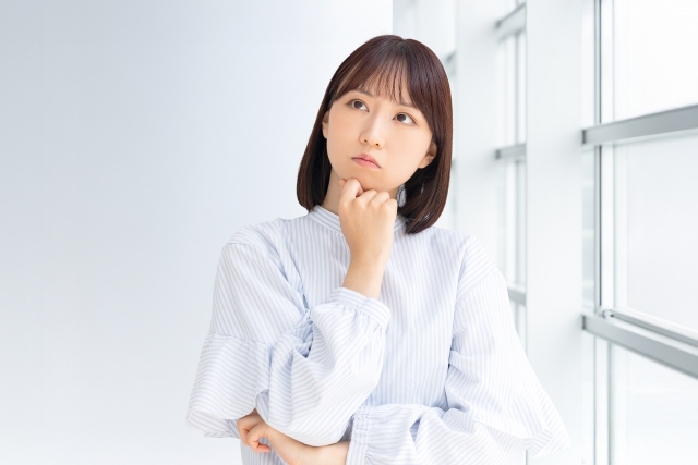 困った顔をする女性