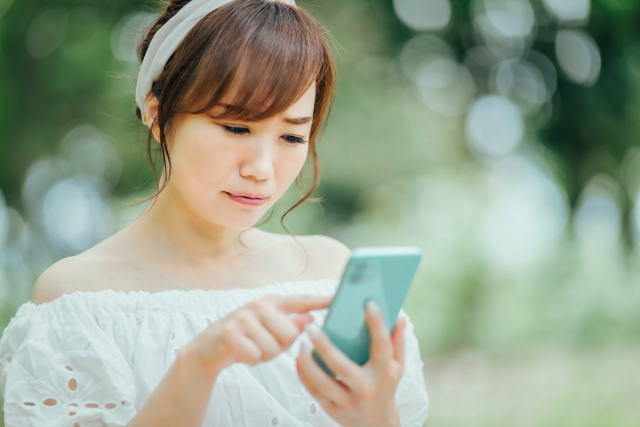 メルカリでも手続きで困っている女性